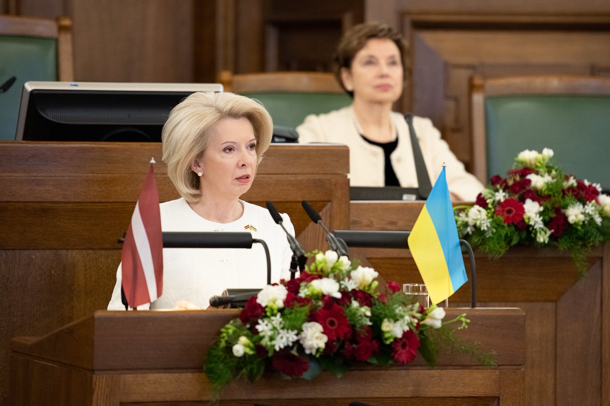 SwissAmbRiga's tweet photo. Honored to respond to the Presidium of the #Saiema and @IMurniece invitation to attend the ceremonial plenary sitting @Jekaba11 and then lay flowers at the Monument of #Freedom on occasion of the 32nd Anniversary of the Restoration of Independence of the Republic of #Latvia 🇱🇻🇨🇭 https://t.co/v42JBf28mD