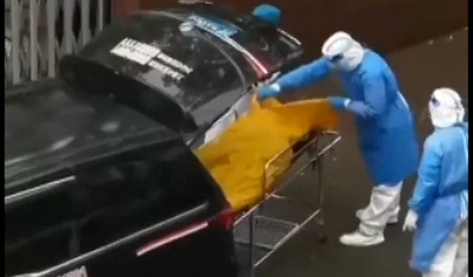 DetecLife's tweet image. Un anciano al que llaman el "resucitado de Shangai" descubren que está vivo de camino a la morgue. ¿Qué pensais? 
#resucitado #funeral #morgue #deathtech #CuartoMilenio buff.ly/3P88K59