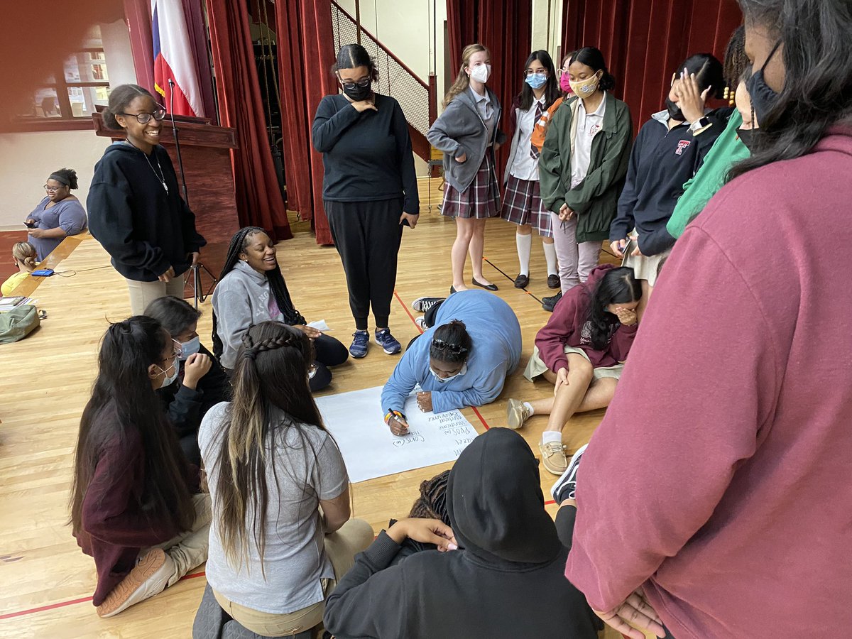Nicholgo01's tweet photo. Today our amazing 🤩#SEL Counselor Mrs. Lacy👩🏽‍🏫guides the 10th &amp; 11th graders to identify their values and help students to🧠decision making, equality☮️and diversity💫. @YWCPAHISD 
#SocialEmotionLearning #ChooseYWCPA https://t.co/TQlUt4u3uc