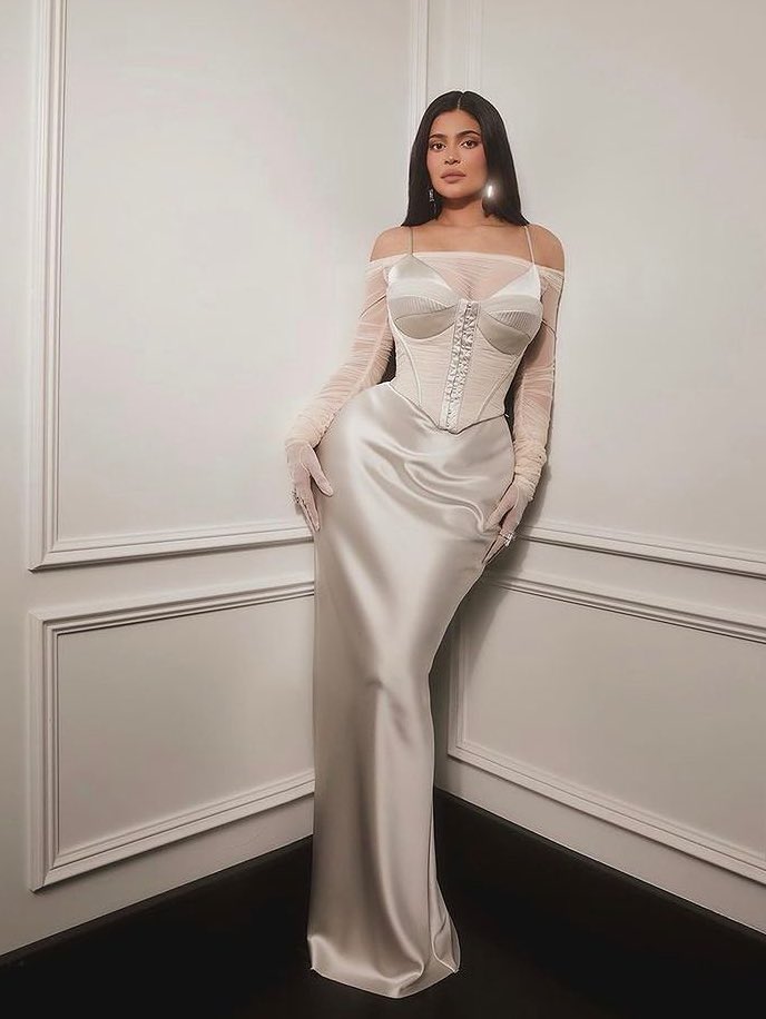 vamp1resy's tweet photo. why the hell did kylie jenner wear this at the afterparty and not the actual gala https://t.co/tNvxhGeLqW