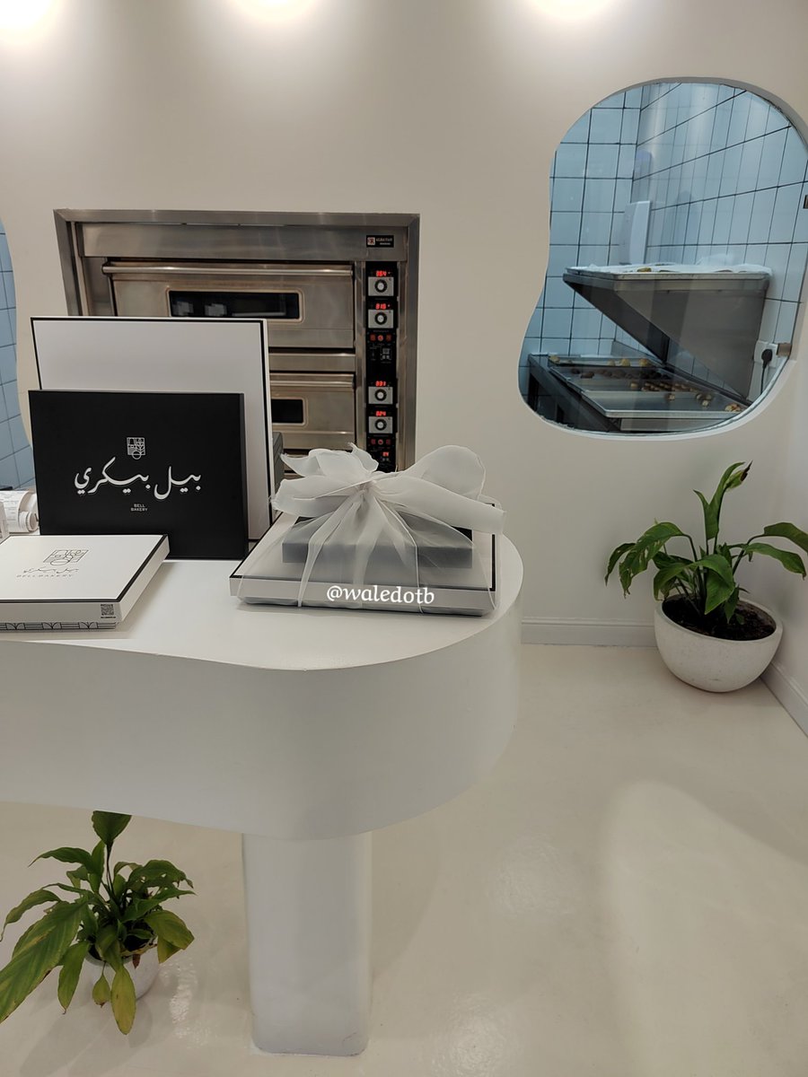 waledOTB's tweet photo. بيل بيكري
معمول طازج و بيتي فور وكيكة تمر
اول مره اذوق كيكة تمر باللذاذة ذي، عادة كيكات التمر تكون ثقيله لكن هذي خفيفه و هشه ( تخيلو انها جمعت بين المذاق حق مادلين كيك و التمر كيك) ترا انا اتكلم عن كيكة التمر البايتس الميني
وعندهم بيتي فور رهيب جدا
مقروطة الطحينيه ثقيله وماعجبتني https://t.co/1v0SThjuAs
