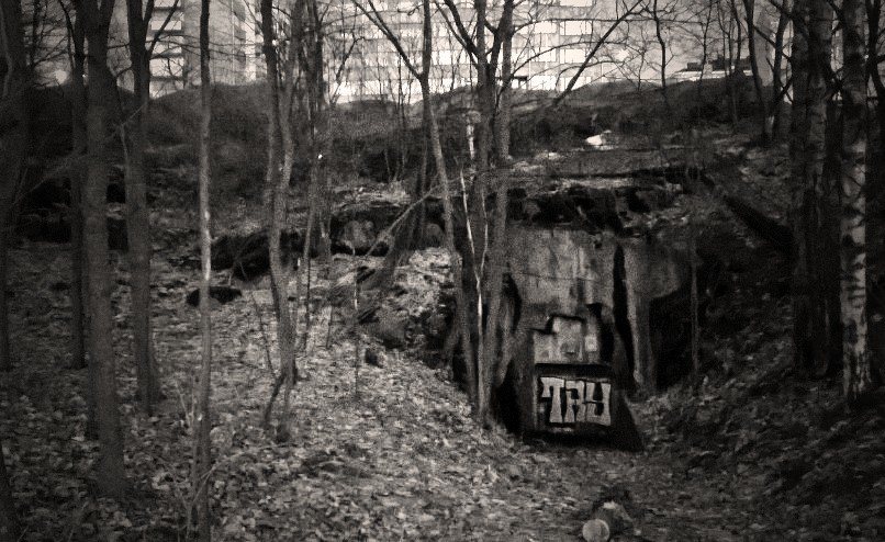 Approaching Pennywise and street art... 
Lähestyn katutaidetta Helsingissä,  myös mörköjä. Ehkä
Halloween 2017.