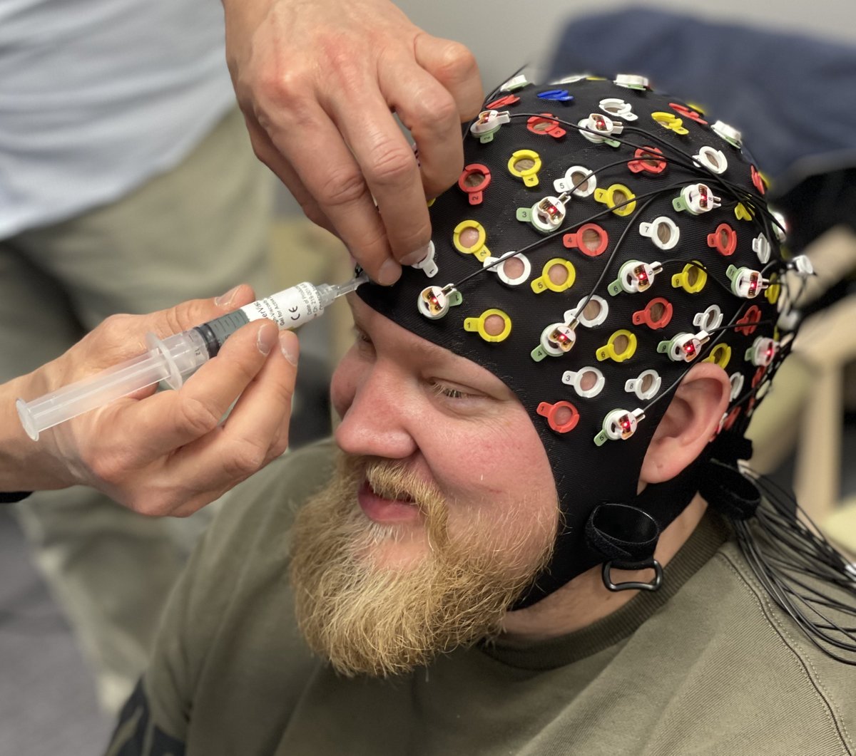 UEFLogopedics's tweet photo. @UEFLogopedics tutkii. Tänään ensimmäiset EEG-mittaukset moniammatillisessa yhteistyössä #Logolab. @AleksisAronen @UEF_Psykologia koekaniinina. https://t.co/uZ3BdI4Vb0