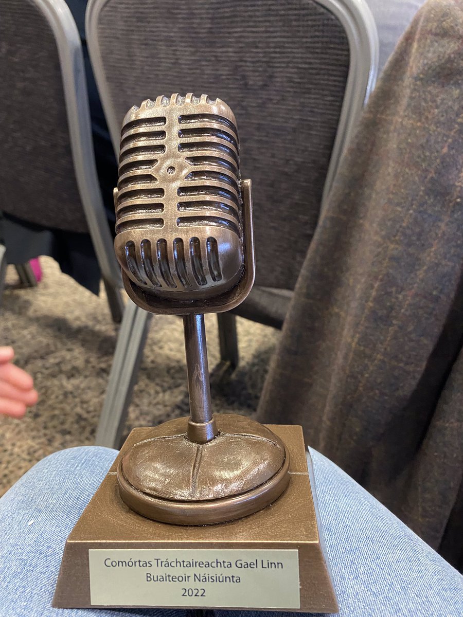 Comhgháirdeachas mór le Dara Ó Cualáin (Idirbhliain) a thug leis an duais náisiúnta sa Chomórtas Tráchtaireachta Gael Linn 2022. Éacht iontach agus todhchaí breá roimhe 🥳🎉🏆🎤 <a href="/GaelLinn/">Gael Linn</a> <a href="/RTERnaG/">Raidió na Gaeltachta</a> <a href="/GAA_BEO/">GAA BEO TG4</a> <a href="/TG4TV/">TG4</a> <a href="/officialgaa/">The GAA</a> <a href="/SportTG4/">Spórt TG4</a> <a href="/SportRnaG/">RnaG Spórt</a> <a href="/CLGCarnaCaiseal/">Cárna Caiseal 🏐</a> <a href="/IrisAniar/">Iris Aniar</a>