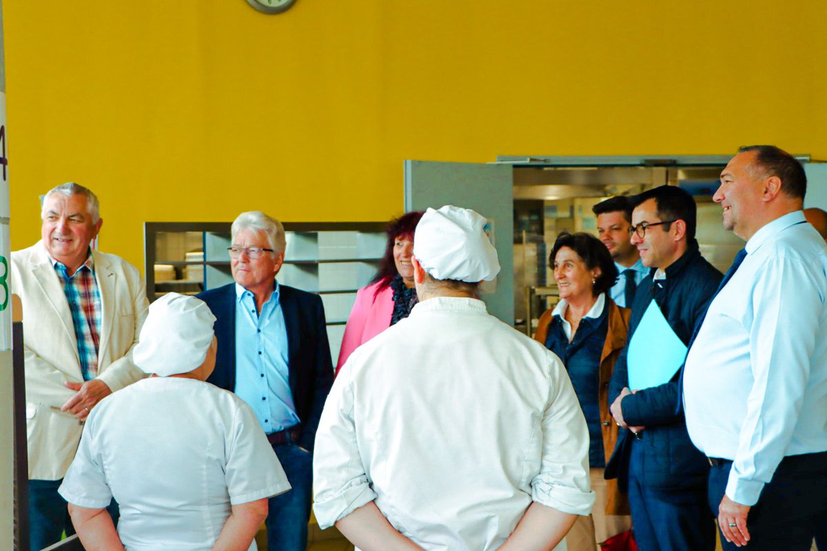 claude_riboulet's tweet photo. 🍽️👨🦰👩🦰👩🍳 En visite au collège de #Jaligny-sur-Besbre, l'exécutif du @Allierdpt a annoncé que le tarif des repas dans les cantines des #collèges n'augmenterait pas, malgré l’#inflation constatée, afin de soutenir les familles #bourbonnaises les plus touchées par la crise actuelle. https://t.co/rtAjtyQWqQ
