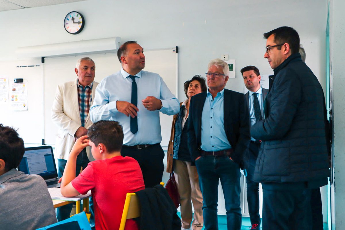 claude_riboulet's tweet photo. 🍽️👨🦰👩🦰👩🍳 En visite au collège de #Jaligny-sur-Besbre, l'exécutif du @Allierdpt a annoncé que le tarif des repas dans les cantines des #collèges n'augmenterait pas, malgré l’#inflation constatée, afin de soutenir les familles #bourbonnaises les plus touchées par la crise actuelle. https://t.co/rtAjtyQWqQ