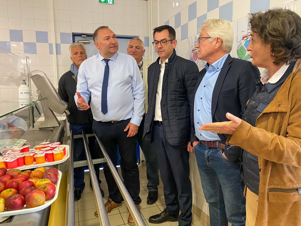 claude_riboulet's tweet photo. 🍽️👨🦰👩🦰👩🍳 En visite au collège de #Jaligny-sur-Besbre, l'exécutif du @Allierdpt a annoncé que le tarif des repas dans les cantines des #collèges n'augmenterait pas, malgré l’#inflation constatée, afin de soutenir les familles #bourbonnaises les plus touchées par la crise actuelle. https://t.co/rtAjtyQWqQ