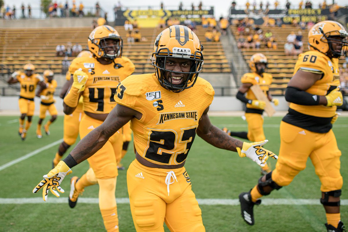 BrunswickFB's tweet photo. Always good to catch up with @CoachLiamKlein @kennesawstfb! Been recruiting South GA for a long time now! 🟦🟨🏴☠️☠️⚓️ #PiratePride #AllAboutTheFamily #RecruitBHS #StopByTheHigh https://t.co/MhZu32hREX