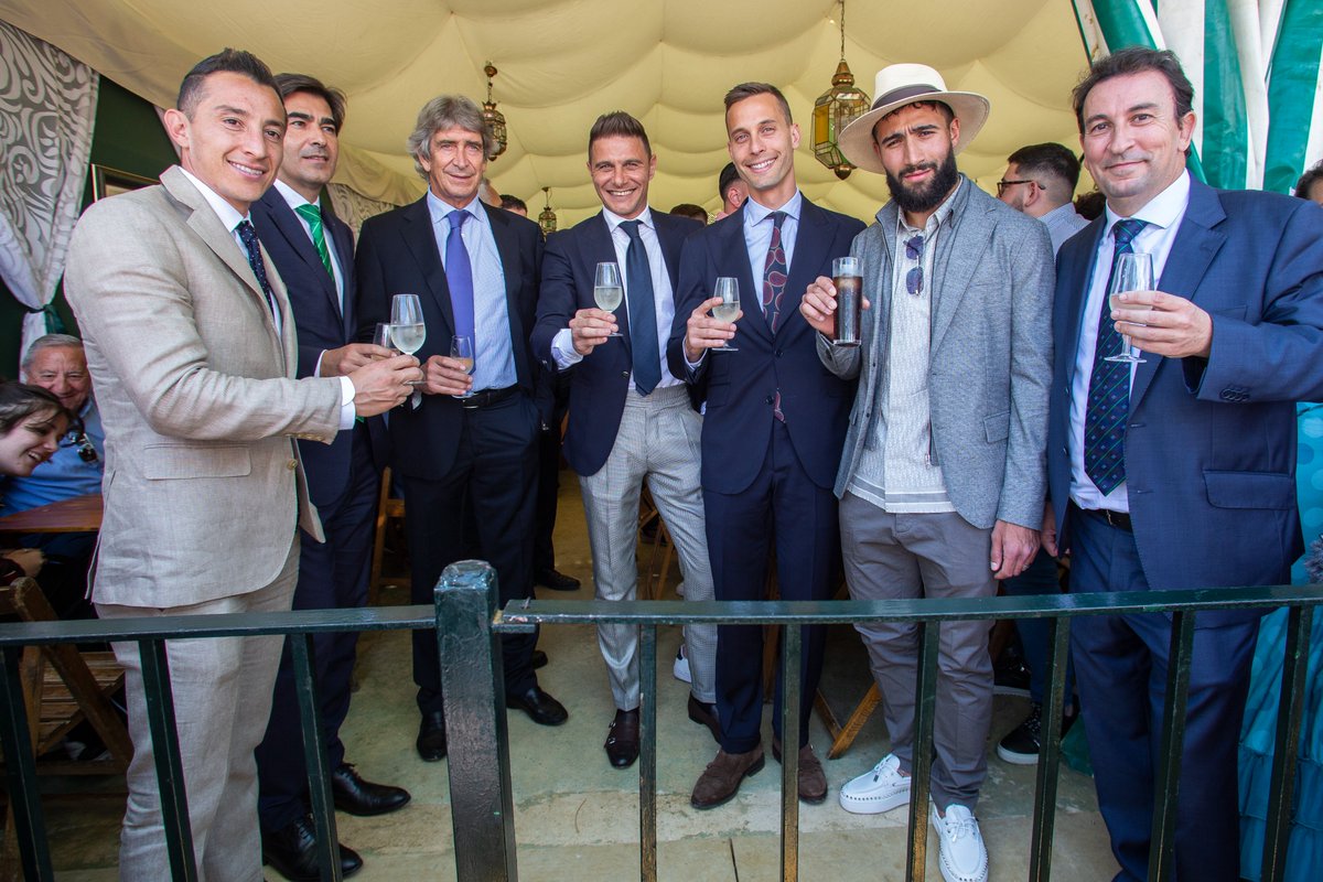RealBetis's tweet photo. 🥂💃😃

Brindando por un bonito presente y un futuro aún más ilusionante. https://t.co/81KOjtP9fB