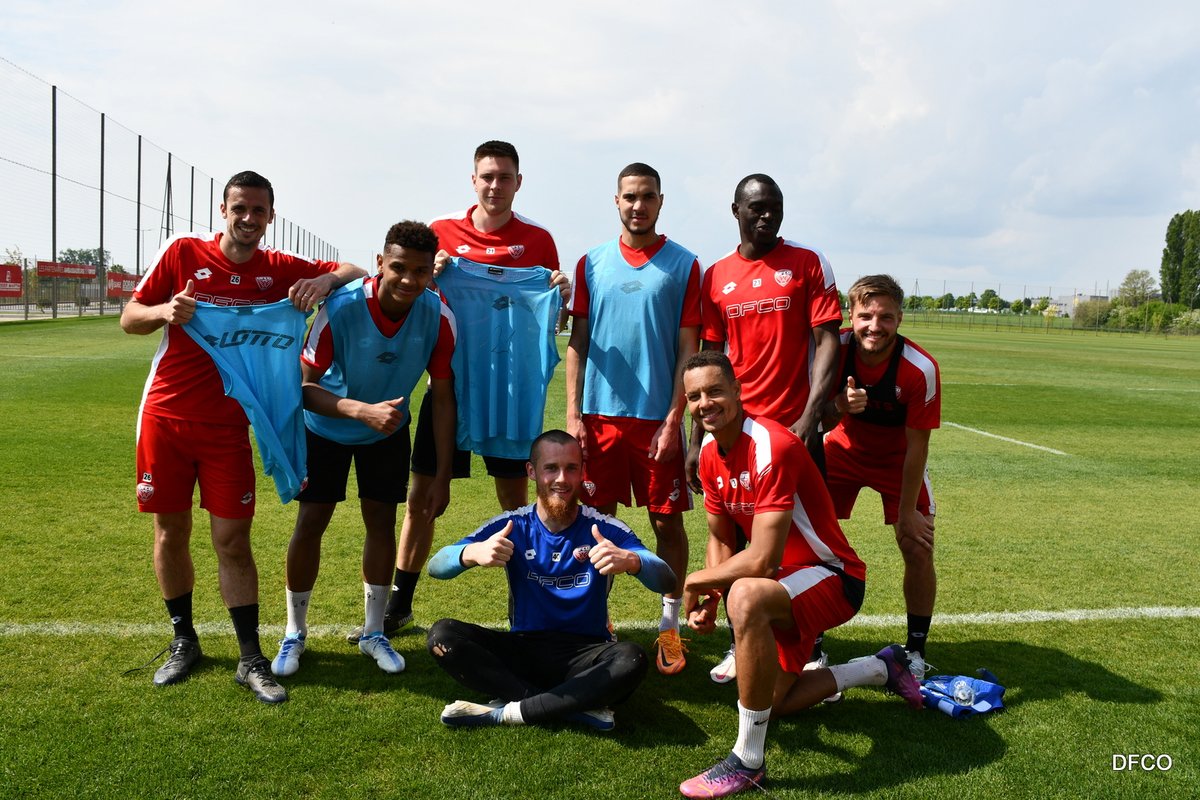 DFCO_Officiel's tweet photo. 🏆La team victorieuse ce matin 👏

⚠️Deux individus se sont incrustés sur la 📸

𝗦𝗮𝘂𝗿𝗲𝘇-𝘃𝗼𝘂𝘀 𝗹𝗲𝘀 𝗱𝗲́𝗺𝗮𝘀𝗾𝘂𝗲𝗿 ? 😏

#DFCO https://t.co/RUX9ZT4jaw