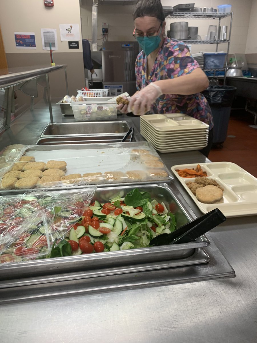 SMCPS_Food's tweet photo. Lunch at @lpes_smcps looks delicious today! Ms. Reid’s side salads look so tasty next to our crispy popcorn chicken! @HealthyStMarys @NoKidHungryMD @SchoolLunch #schoollunch @MSDEnutrition https://t.co/rqqDmEtgrH