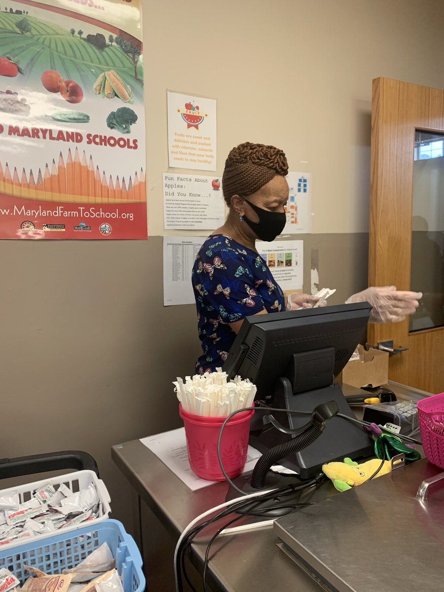 SMCPS_Food's tweet photo. Lunch at @lpes_smcps looks delicious today! Ms. Reid’s side salads look so tasty next to our crispy popcorn chicken! @HealthyStMarys @NoKidHungryMD @SchoolLunch #schoollunch @MSDEnutrition https://t.co/rqqDmEtgrH