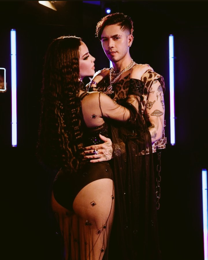 Jajaja hasta ahorita me voy dando cuenta que el poster es de el KLFEST😂❤️🎀💎🥹