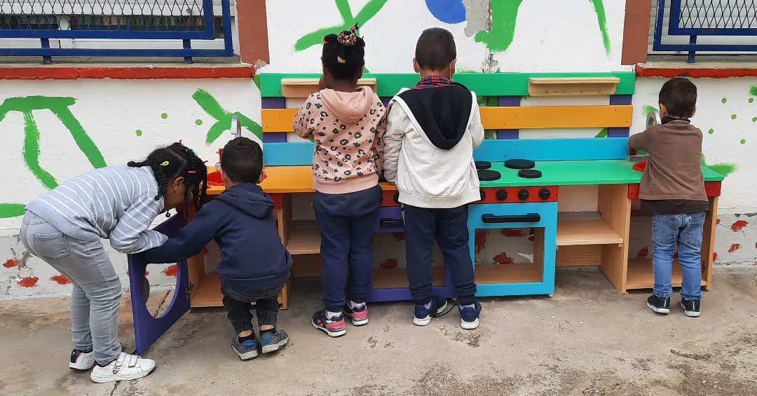 Los alumnos del CSL San José y a través de un proyecto de Aprendizaje servicio de la @FacultadEducaUZ nos han construido esta cocinita para el patio <a href="/BelenDieste/">Belén</a>