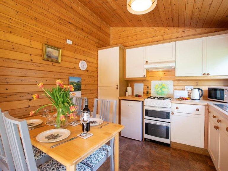 Last Minute Lodges tweet media