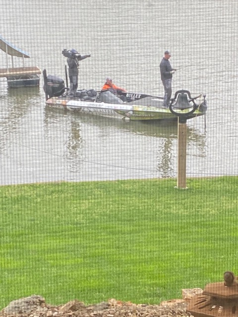kat_byte's tweet photo. @AndyMorganFish is at my dock! Currently in 1st palce @MajorLeagueFish #LakeoftheOzarks #LOTO https://t.co/c0QZwNG0kj