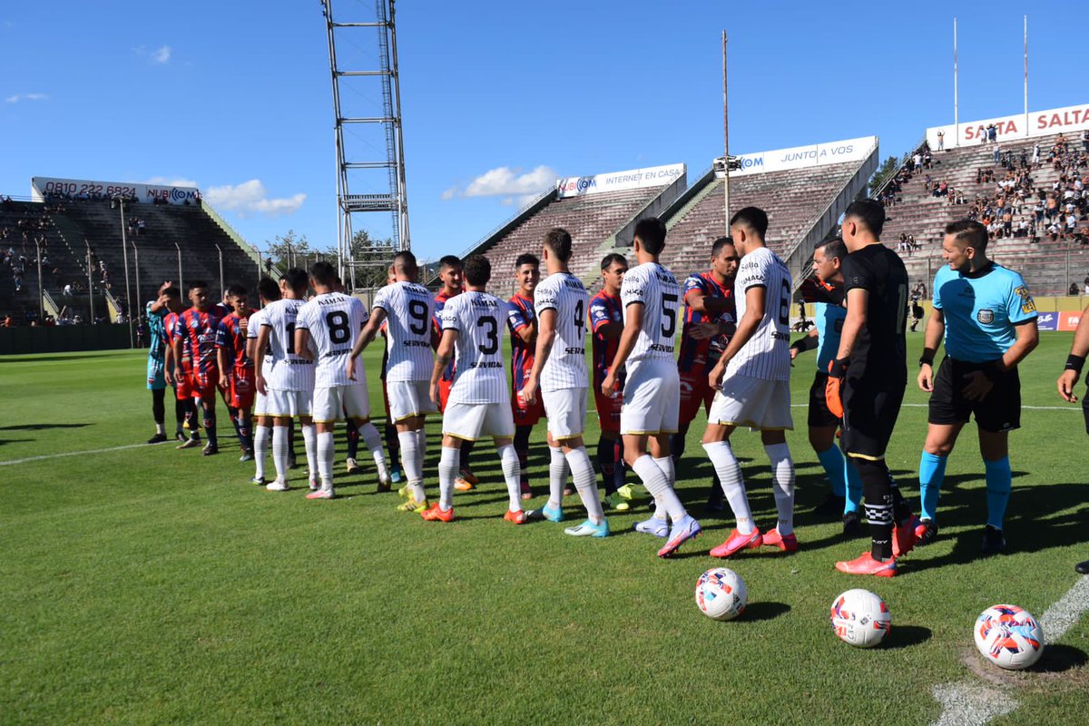 Fedechilo12's tweet photo. #CentralNorte | "PIENSA EN DOS CAMBIOS".
El equipo que #Medran ensayó para jugar ante #SpLasParejas el viernes: Hass; Calderon, F. Rodríguez, Paparelli y Morello; Berrondo, Capurro, Rosales y Ramirez; Magno y Ríos.
La venta de entradas para socios será el día jueves. https://t.co/BCieUNy1DR