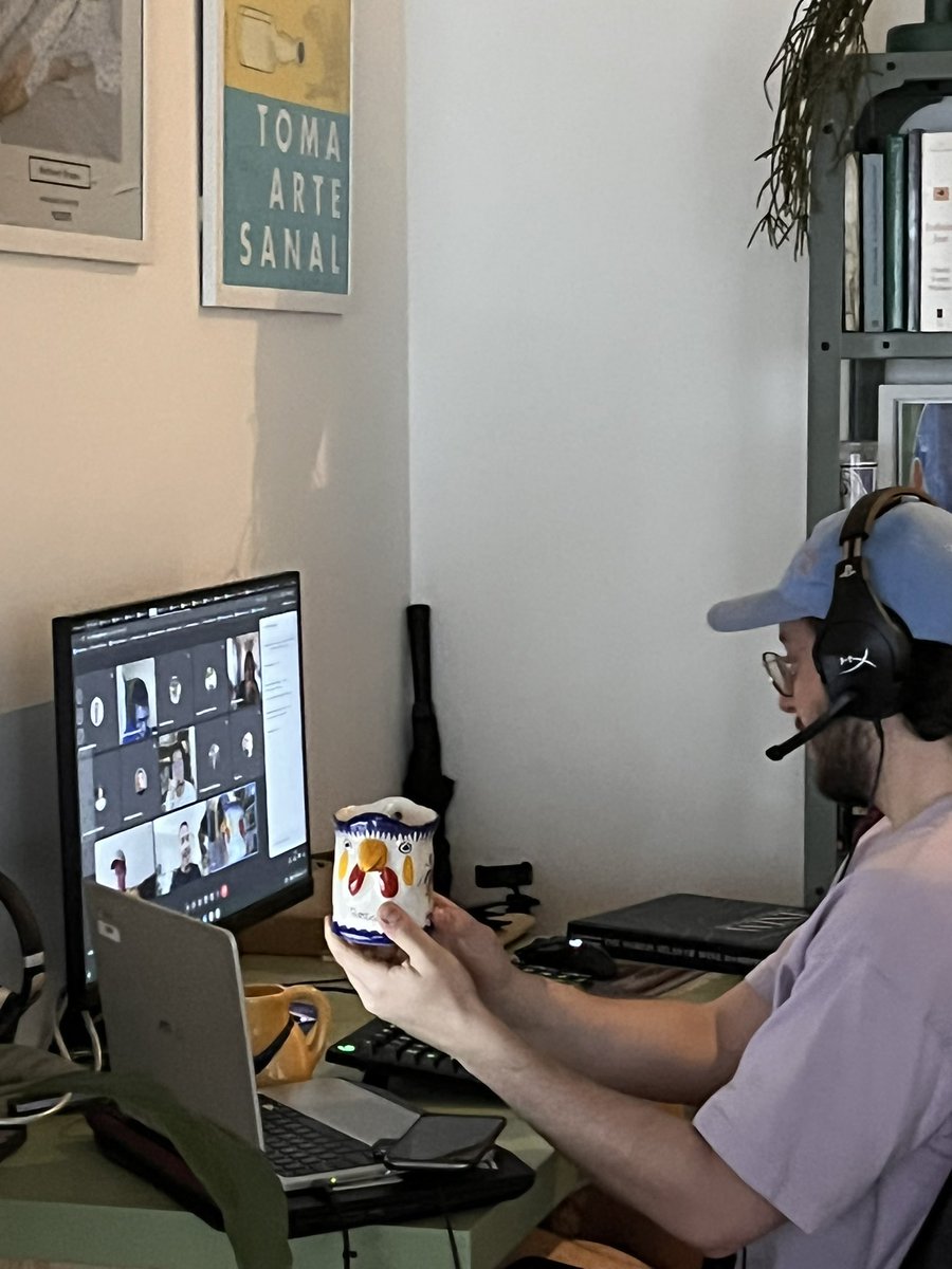 marfilu_'s tweet photo. Los Godinez siempre harán cosas de Godinez aún estando en Home Office, ahorita me asomé y mi novio está en un zoom haciendo un concurso de quién tiene la taza más bonita en su casa (?) https://t.co/y6DtydxoGO