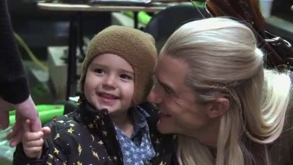 dailybloomy's tweet photo. orlando as legolas on the hobbit set with his son flynn 💚 https://t.co/P6QJF1o31H