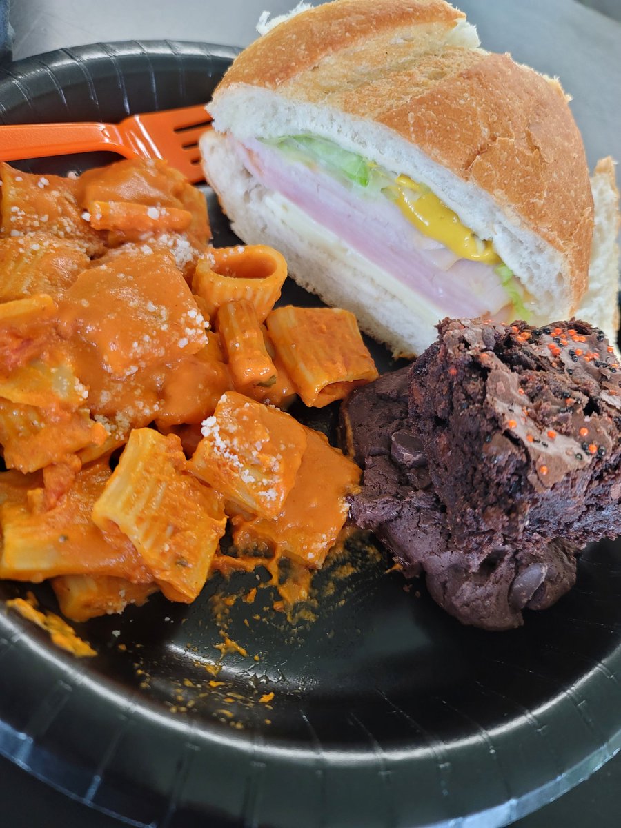 Thank you SO much to the <a href="/gricepta/">Grice PTA</a> for an absolutely delicious teacher appreciation lunch. All of the teachers and staff appreciate the thoughtfulness 😁🍏🖤🧡🍎 <a href="/HTSD_Grice/">Grice Middle School</a> <a href="/WeAreHTSD/">WeAreHTSD</a>