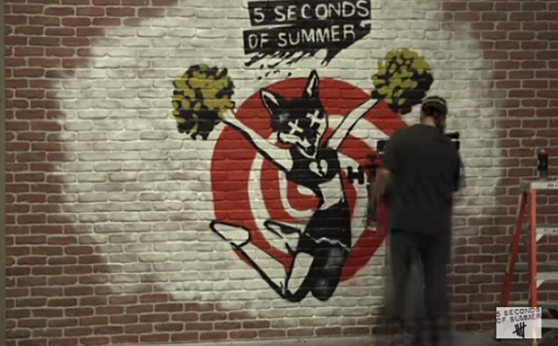 5sosmexicor's tweet photo. Muchxs de ustedes estaban jóvenes en ese tiempo pero, en el año de 2015 5SOS nos hizo ver a una persona pintar un muro por más de 2 horas sólo para anunciar un single.

Never forget... https://t.co/oQ1Sv3dojV
