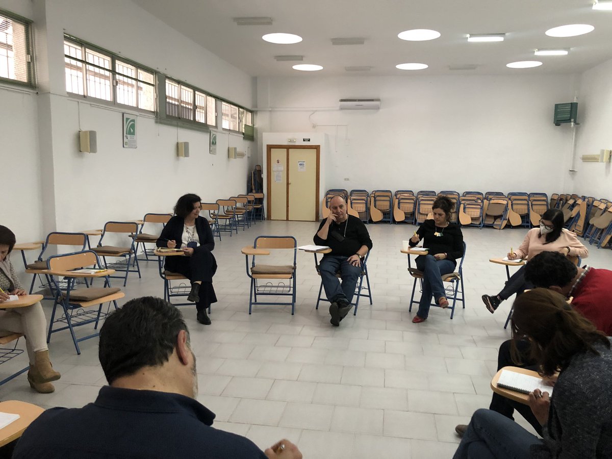 Un auténtico lujo iniciar esta tarde la formación “Ser o no ser en el escenario o en el aula” con <a href="/Puchilagarde/">Puchi Lagarde</a> @KikeTorres. Una primera sesión fascinante. Esto promete!!! <a href="/jcasluc/">jose castillo</a> <a href="/CepLinares/">CEP Linares-Andújar</a>