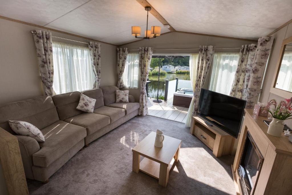 Last Minute Lodges tweet media