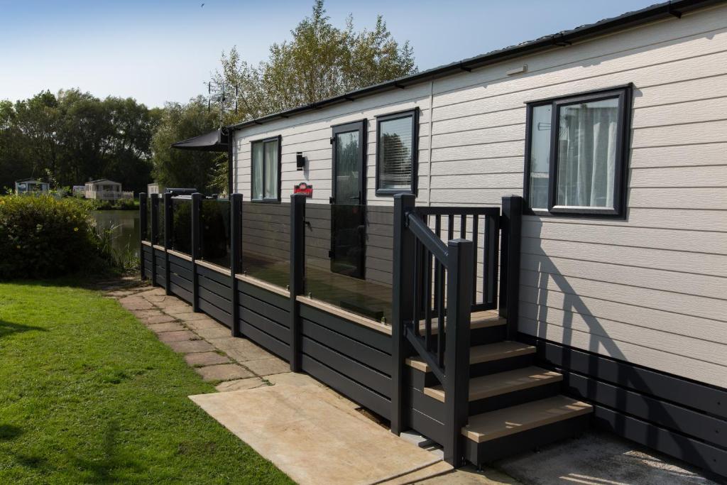 Last Minute Lodges tweet media