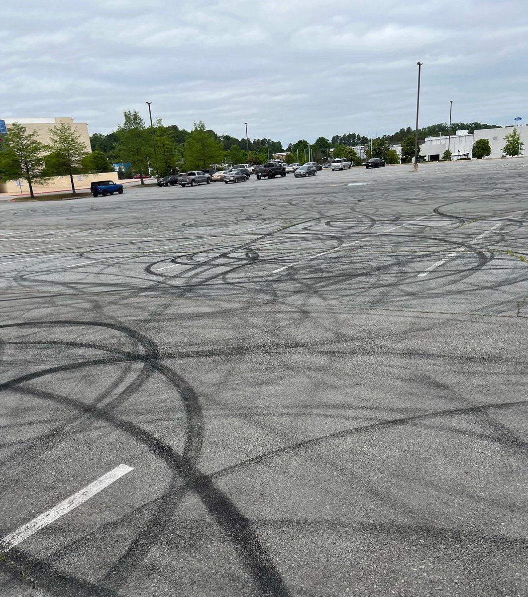SteveLittleRock's tweet photo. This is reckless driving and unacceptable. One of my objectives is to control this kind of action. Our city businesses should not have to tolerate this. #Landers22 #TogetherBetterForEveryone #LRMayor #LittleRock https://t.co/fXOLuYKYCm