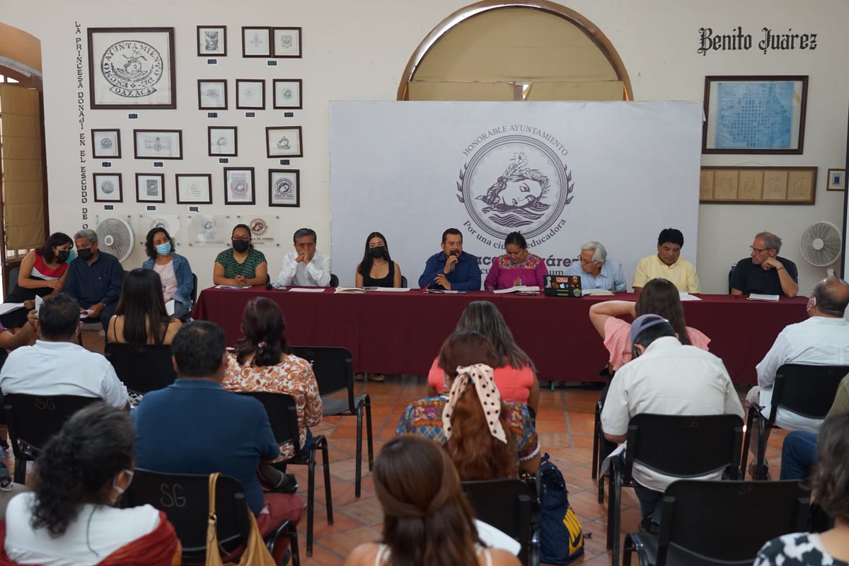 MunicipioOaxaca's tweet photo. Se llevó a cabo la presentación del proyecto “Cosecha de palabras, leer y escribir en el mercado”, que plantea la construcción de espacios para que niños, jóvenes y adultos, elaboren narrativas de su paso y revaloricen el mercado tradicional de su comunidad. https://t.co/UDERy6XVNz