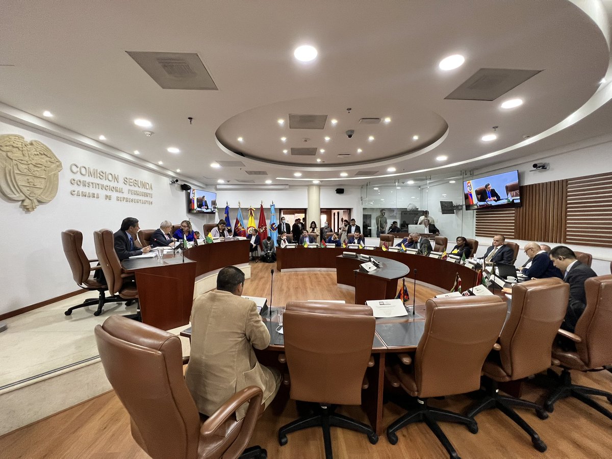 JuanDaVelez's tweet photo. Iniciamos sesión de la @CSegundaCamara en donde discutiremos tratado de extradición con Italia, 2 proyectos de honores y un Convenio con España. - #EstamosTrabajando 🏛🇨🇴

🎥 https://t.co/HiG8GDicqx https://t.co/Pub8KSF533