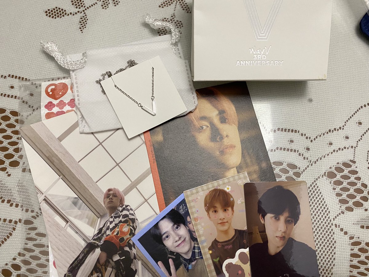 leimatots's tweet photo. Hello @qianIiz !! WayV necklace and Hendery kickback post cards arrived po! Thank you so much po for safely packing them 🥰 keep safe po! 🥰 #fromlalice https://t.co/lYX5YrYJTR