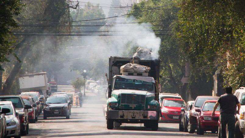 Lpez1Pio's tweet photo. Mientras los camiones de basura de la CdMx y los camiones y micros de autotransporte se pasen por los 🍳🍳 las obligaciones ambientales, los autos vamos a seguir pagando las consecuencias!

PÓNGANSE A GOBERNAR! 🤬🤬
@Claudiashein @GobCDMX @Aire_CDMX @cdmx @LaSEMOVI #HoyNoCircula https://t.co/BMeB8ZpCP5