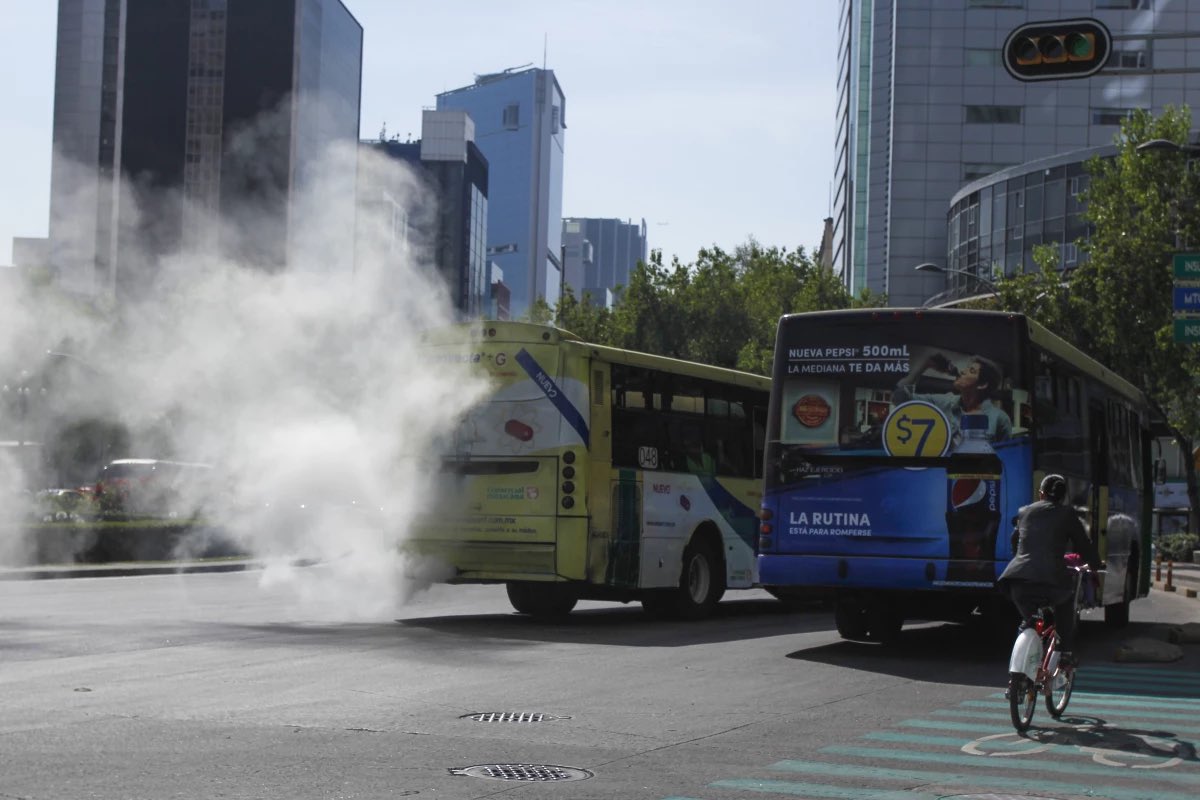 Lpez1Pio's tweet photo. Mientras los camiones de basura de la CdMx y los camiones y micros de autotransporte se pasen por los 🍳🍳 las obligaciones ambientales, los autos vamos a seguir pagando las consecuencias!

PÓNGANSE A GOBERNAR! 🤬🤬
@Claudiashein @GobCDMX @Aire_CDMX @cdmx @LaSEMOVI #HoyNoCircula https://t.co/BMeB8ZpCP5