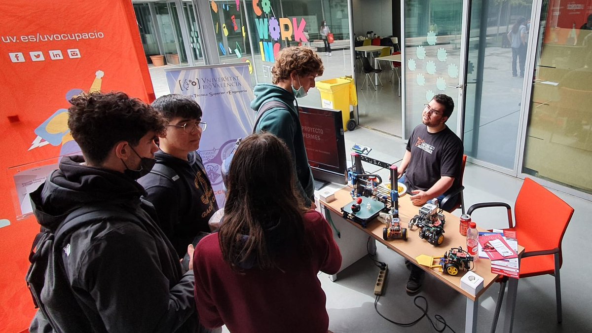 🚀La Rama de Estudiantes <a href="/IEEEsbUV/">IEEE StudentBranchUV</a> participó la semana pasada en el  #TalentFest de la <a href="/ETSEUV/">ETSEUV</a> Pudimos mostrar a los y las estudiantes algunos de los proyectos abiertos en los que estamos trabajando. Nos vemos en el siguiente evento➡️#Expociencia2022 con los Robots Futboleros! 🤖