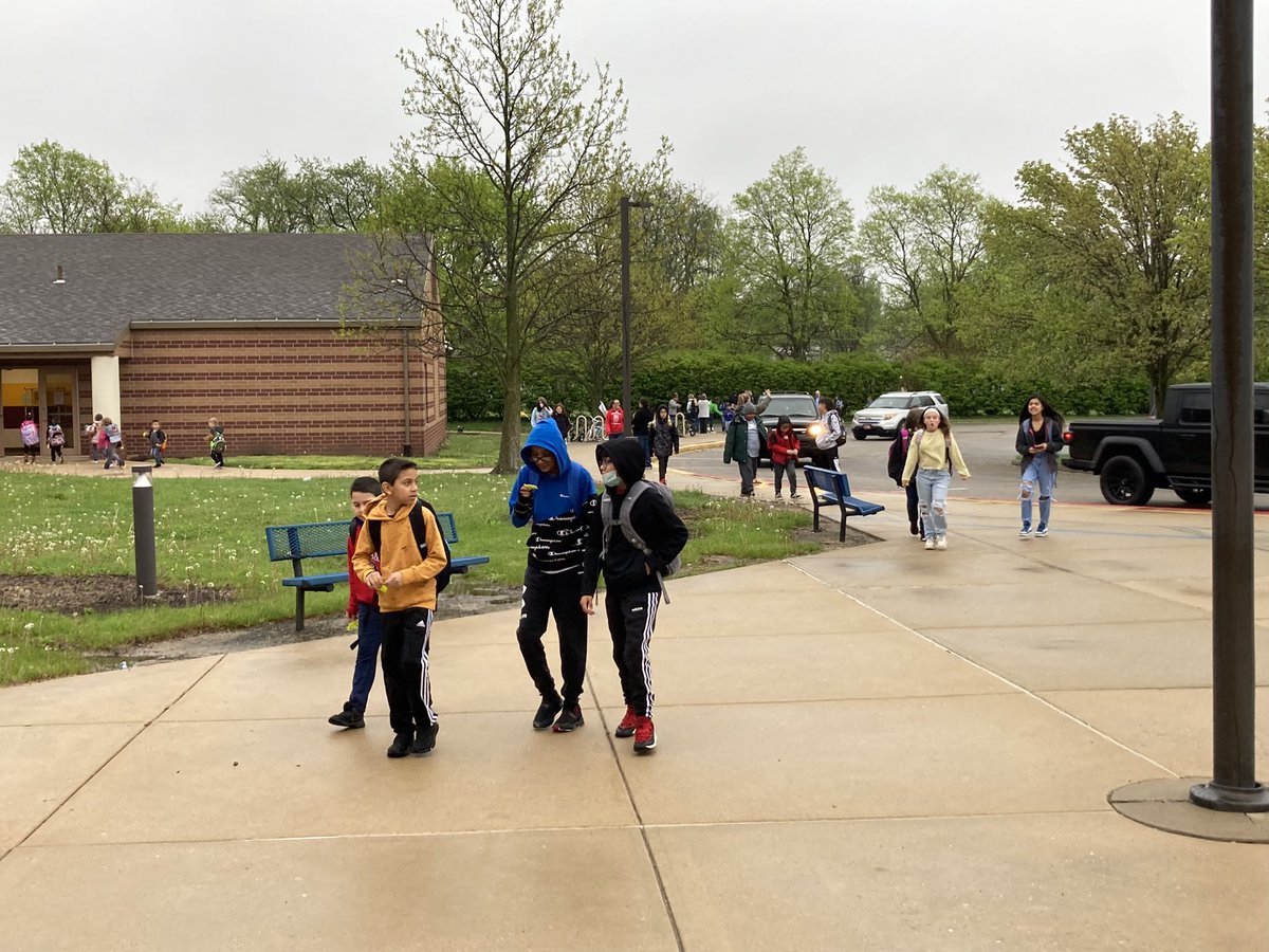 csfhotdogs's tweet photo. Loved walking to school with some @SuncrestEagles and @stephwest68! Thanks to @HCCCC2014 for organizing our walk to school day! #greatcommunity #greatschools https://t.co/pxZXRQlOw0