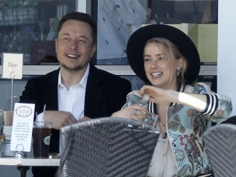 앰버 허드, "일론 머스크와 교제할 당시 아무런 감정도 느끼지 못했다."