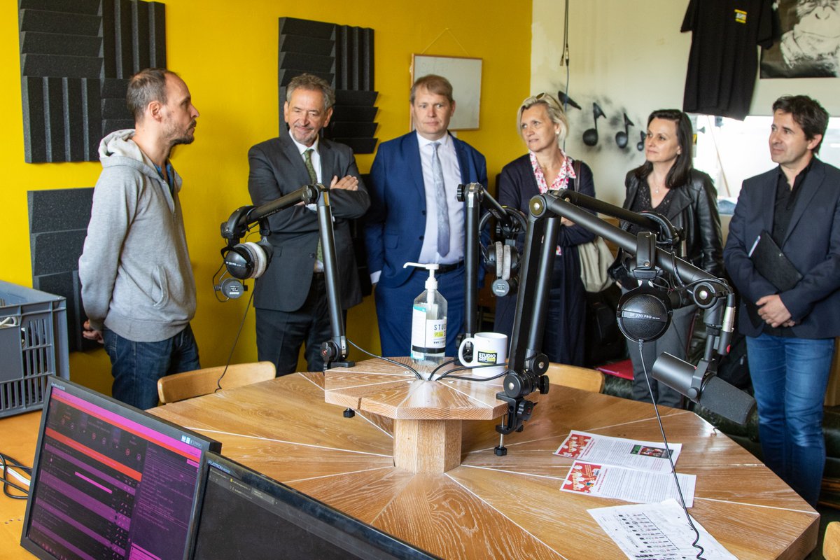 Arcom_Poitiers's tweet photo. 📻seconde étape de @Arcom_Poitiers chez @studiozef, une radio Blésoise au service de son territoire depuis 14 ans, citoyenne, participative avec des ateliers radio ouverts à tous pour comprendre les médias et la fabrique de l'information. Un grand merci pour votre accueil. https://t.co/T66QgUlApf