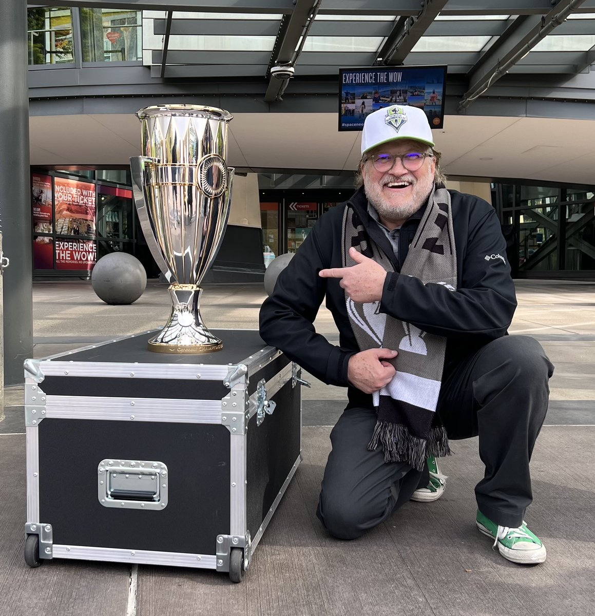 With the trophy the #Sounders are going to win tonight 💚💙🙏