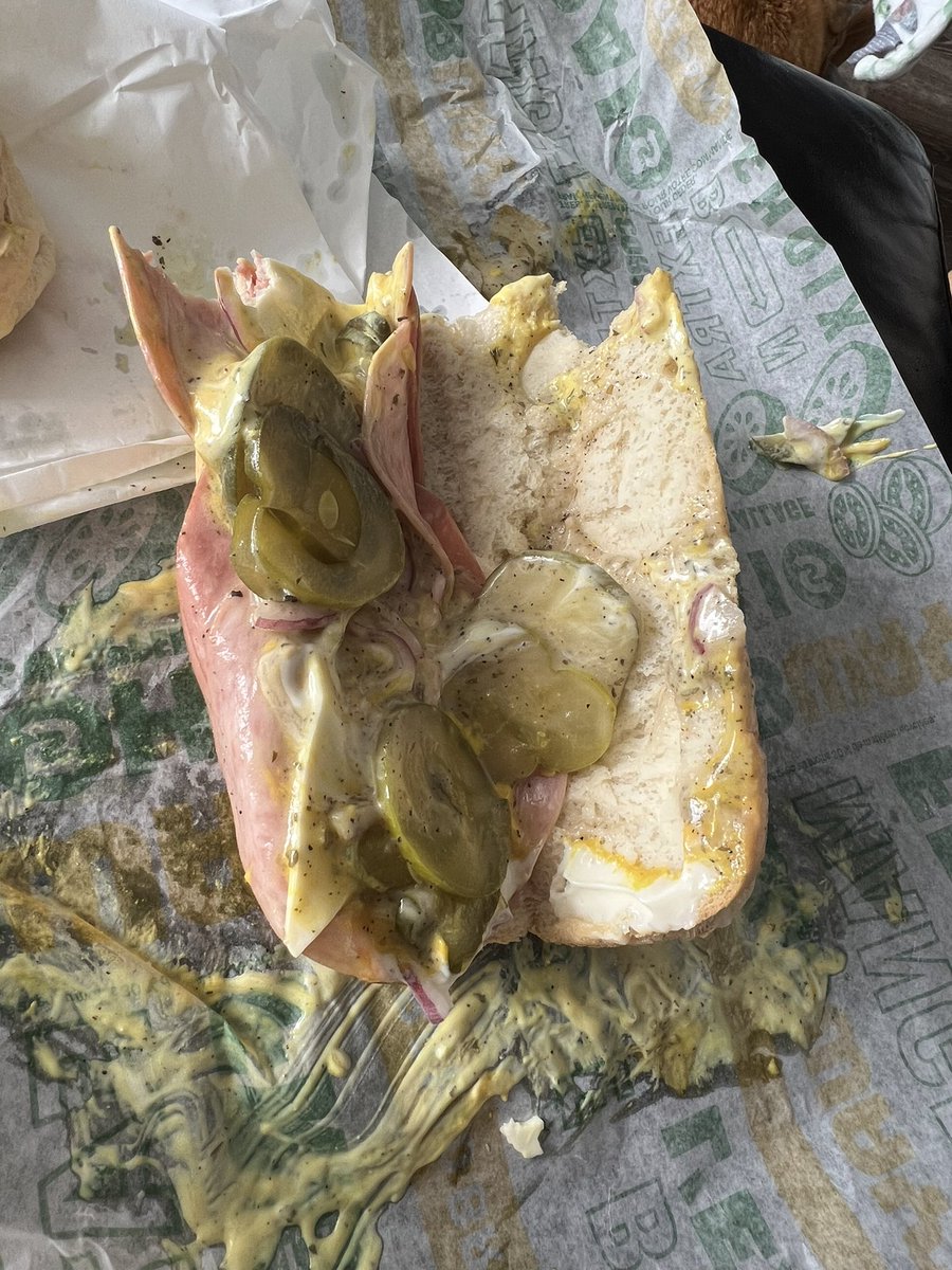 ToriannCirotto's tweet photo. @SUBWAYCanada where’s my lettuce and tomatoes? https://t.co/rVJXfp75zE
