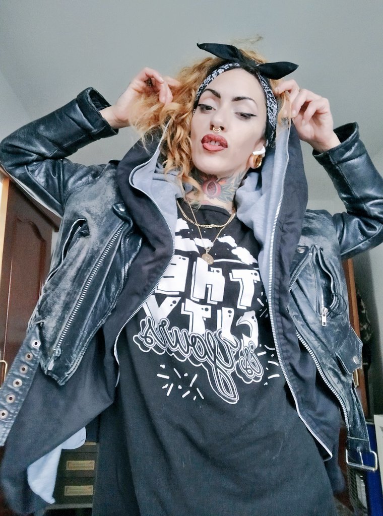 tattoosyletras's tweet photo. Soy Julieta. Soy artista y dirijo mi propio estudio de diseño gráfico y audiovisual en Granada, España.
Bajo @tattoosyletras doy libertad a mi instinto más creativo y experimental. https://t.co/SWUHkjsfuk