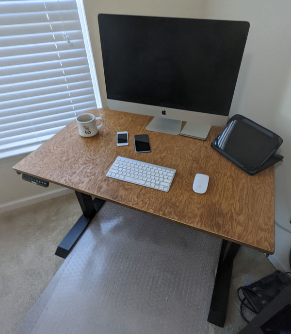 monkeybutt's tweet photo. Adjustable at the push of a button OR via a mobile or browser app (which also includes transition reminders, #MyLifeDesk from @TheLifeDesk has virtually eliminated my hip pain from sitting all day. And the top? Hubby created it to accommodate my clutter
#sitstanddesk https://t.co/aenOgYt2ps