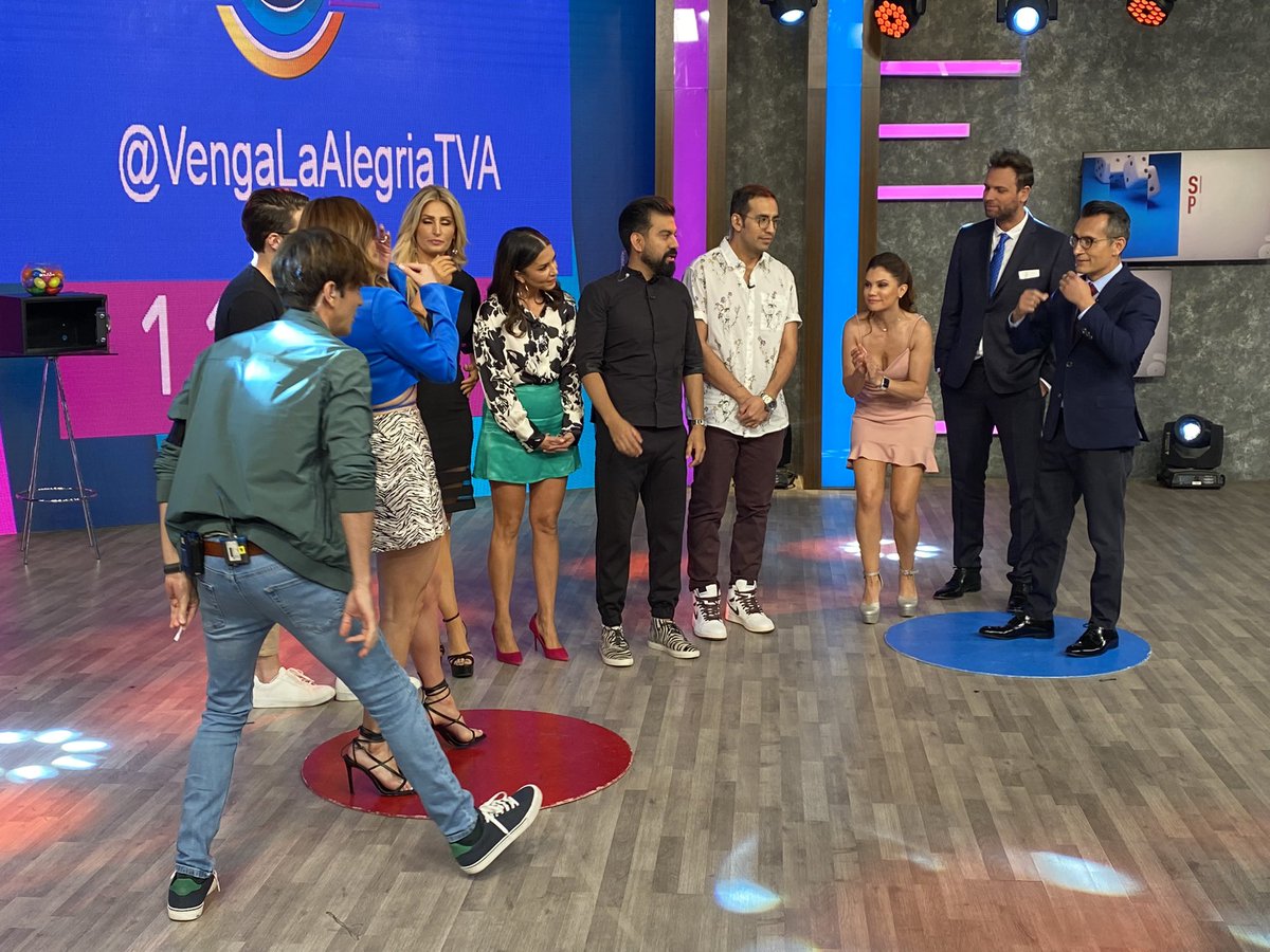 VengaLaAlegria's tweet photo. ¡Acércate a tu televisión porque ya estamos jugando #SinPalabrasVLA! 🙌🏻🎉🤩🎲 #VLAColosal https://t.co/e0mRc1dbVY