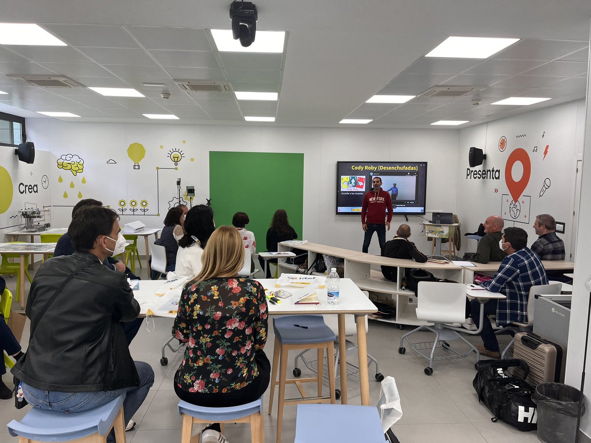 esparaTIC's tweet photo. 1ª jornada del curso Competencias Digitales Avanzadas: Pensamiento Computacional de @educaINTEF en el Aula del Futuro:
- Actividades desenchufadas.
- Robot de suelo iniciación (Bee-bot🖍 y  @SpheroEdu) 
#AdF @ROBOTIX_ https://t.co/LgLjSI3oIZ