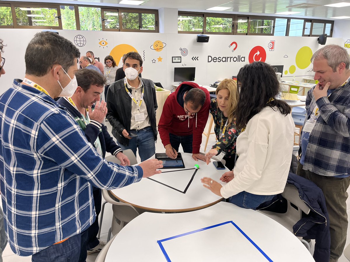 esparaTIC's tweet photo. 1ª jornada del curso Competencias Digitales Avanzadas: Pensamiento Computacional de @educaINTEF en el Aula del Futuro:
- Actividades desenchufadas.
- Robot de suelo iniciación (Bee-bot🖍 y  @SpheroEdu) 
#AdF @ROBOTIX_ https://t.co/LgLjSI3oIZ