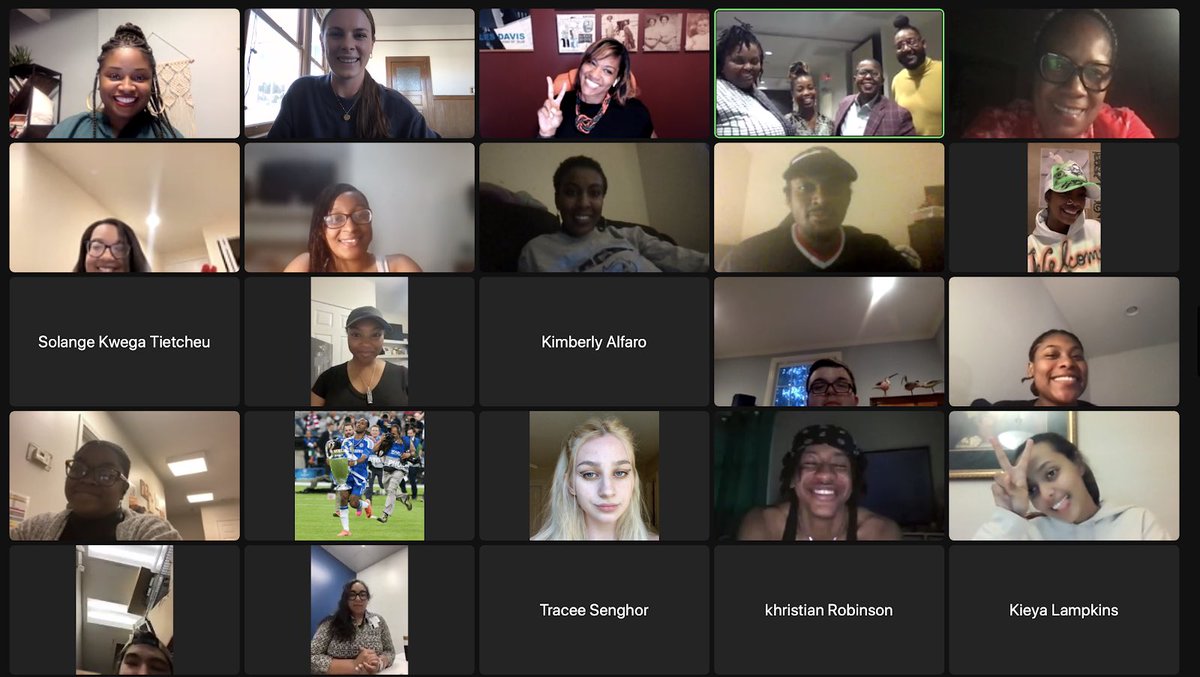 neeksmith's tweet photo. I spent last night with the students at @BowieState discussing the importance of finding and telling your own story. I loved the candid conversations I shared with these students, the faculty, and @Ancestry Global Head of Diversity, Equity & Inclusion, Ashlee Davis. https://t.co/ZSl3v7XrTk
