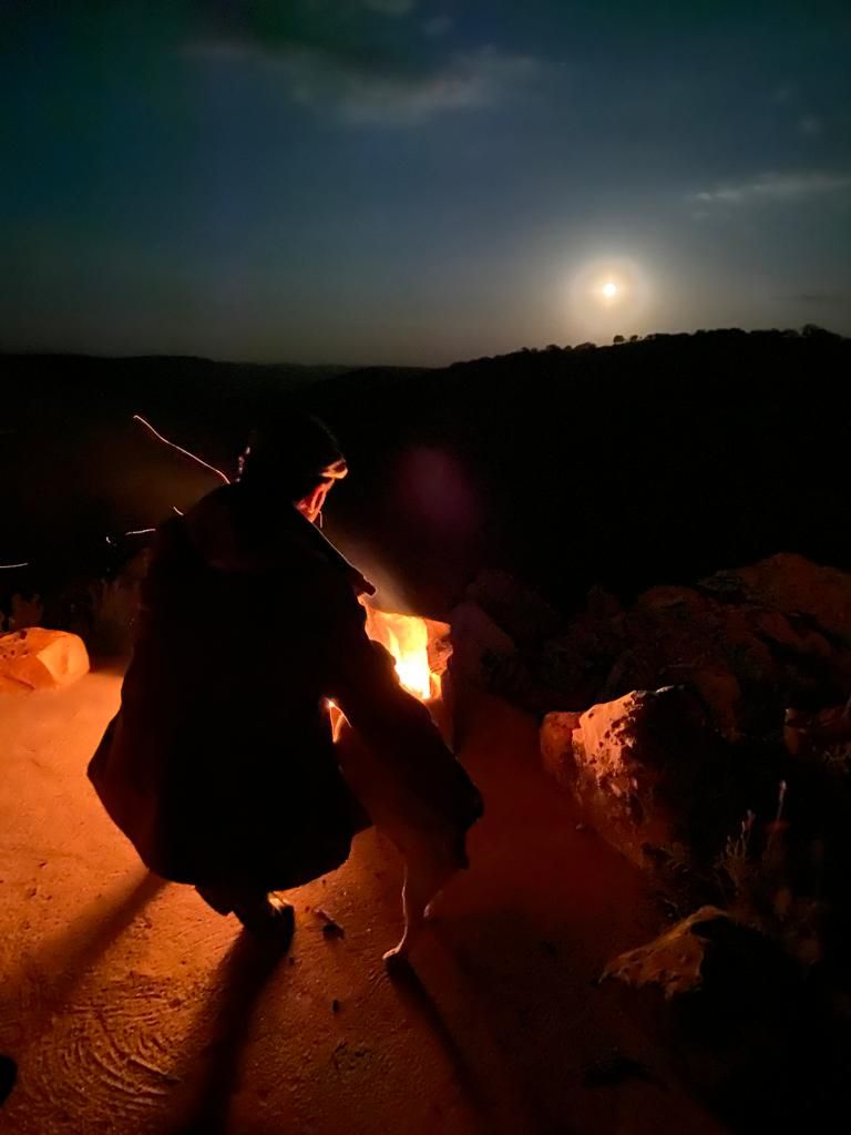 Cómo osas decir que sabes comenzar de nuevo si no has visto un amanecer entre escarchas a golpe de mosquero, sólo roto por el aleteo de una patirroja a la que has robado el sueño. 

Cómo t...

bit.ly/38N5yem