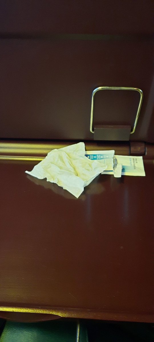ortizovabnk's tweet photo. AVE Madrid-Sevilla, vagón 8, asiento 2A y 2B. Mirad lo que me encuentro al bajar la bandeja. Busco a alguien de @Renfe @Adif_es y no encuentro a nadie. Me pregunto cómo se hace la limpieza de los trenes. 😕 https://t.co/7Sxmnmzq1g