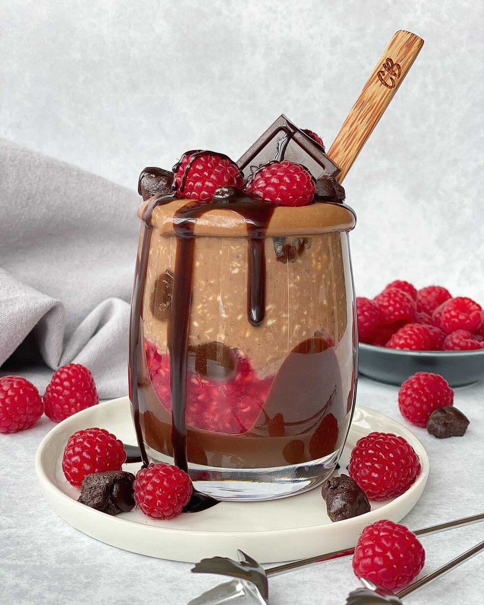 FUDGE BROWNIE COOKIE DOUGH OVERNIGHT OATS 😍🤤 made with a generous dollop of our silk chocolate 🍫 

Basically all of our favourite things in a glass! A true match made in heaven. 

What heavenly recipe will you come up with? Make sure to tag us in your #heavenlybakes 👩‍🍳