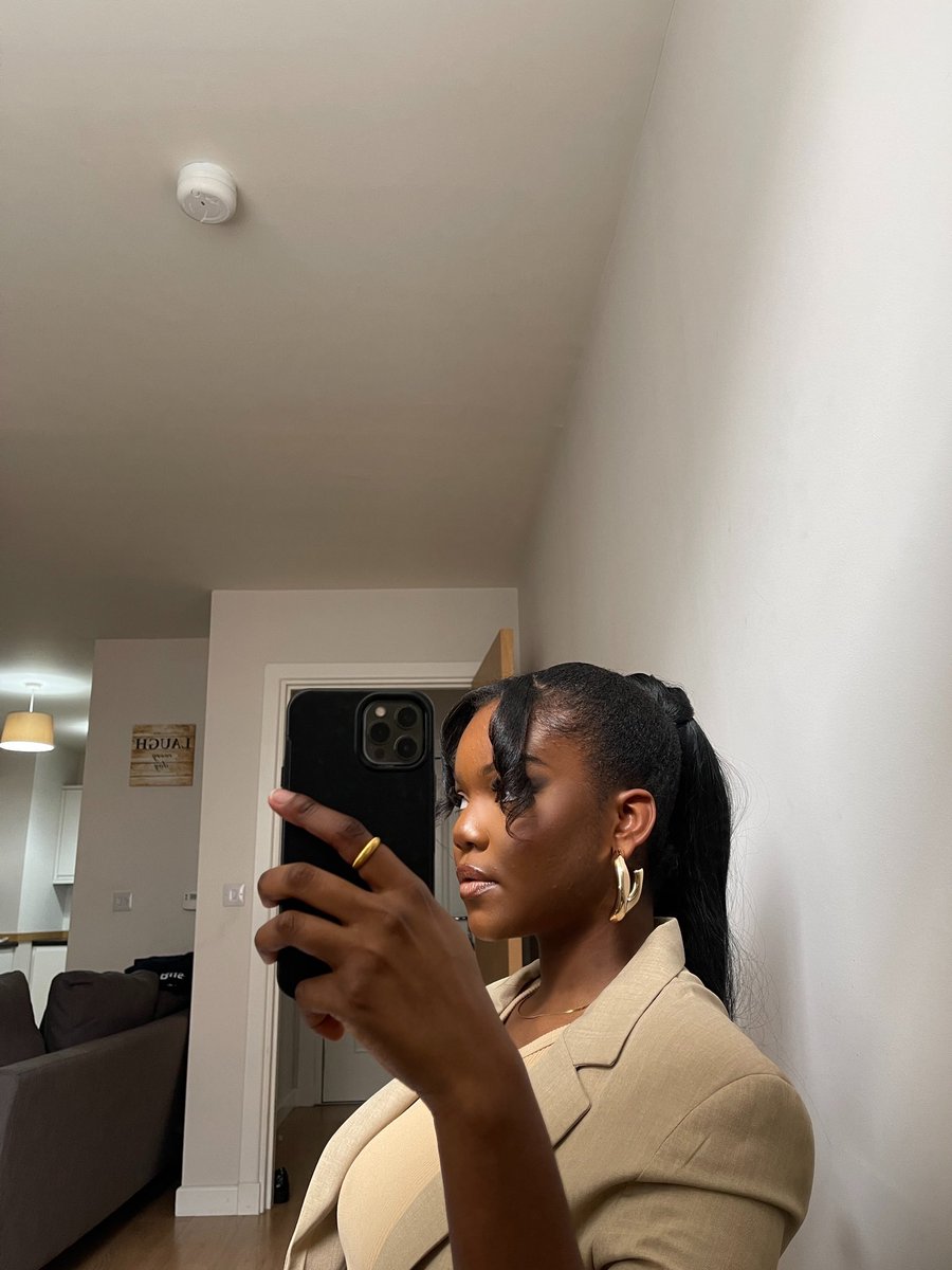 daniellemante's tweet photo. Neutrals and Gold Jewelry 🤎 https://t.co/WUJMeg7x4o
